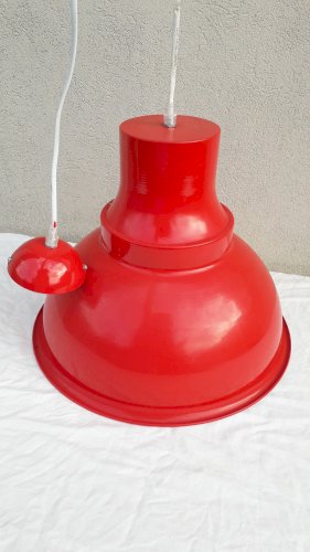 Suspension rouge en métal