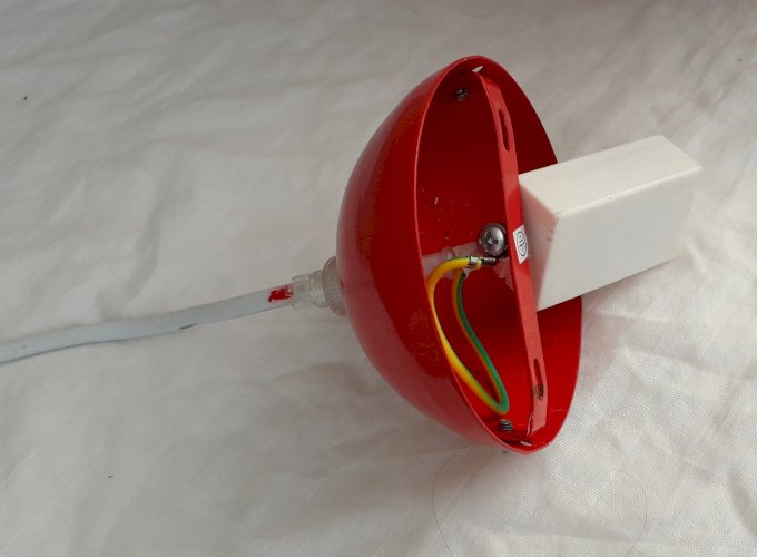 Suspension rouge en métal