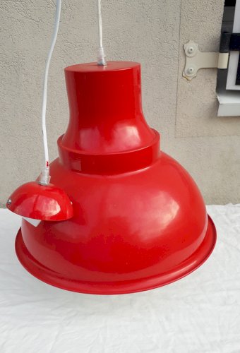 Suspension rouge en métal