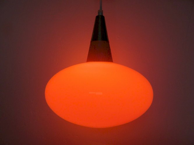SUSPENSION SCANDINAVE EN OPALINE ORANGE, BOIS ET LAITON ANNEES 70 VINTAGE