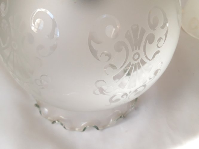 Suspension vintage abat-jour globe festonné verre sablé 