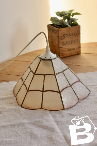 Suspension vintage en nacre rose – Style vitrail