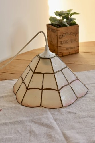 Suspension vintage en nacre rose – Style vitrail