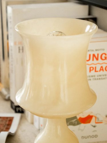 Suzanne, la grande lampe à poser en albâtre N°487