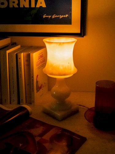 Suzanne, la grande lampe à poser en albâtre N°487