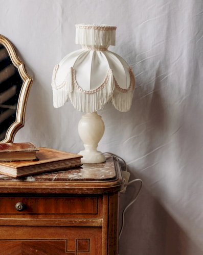 Suzanne, la lampe à poser en opaline et tissu N°481