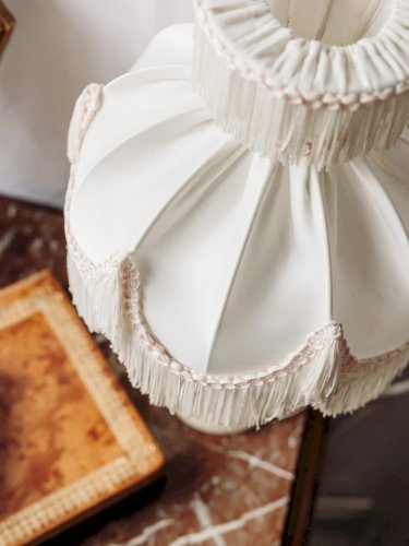 Suzanne, la lampe à poser en opaline et tissu N°481