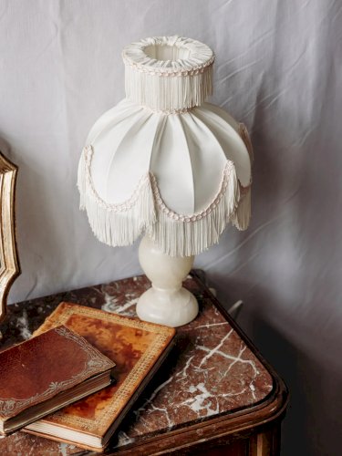 Suzanne, la lampe à poser en opaline et tissu N°481