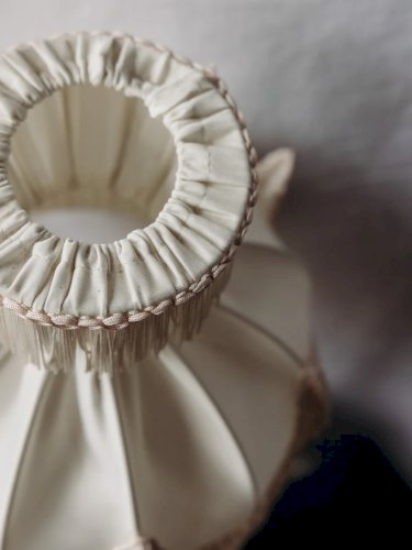 Suzanne, la lampe à poser en opaline et tissu N°481