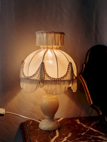 Suzanne, la lampe à poser en opaline et tissu N°481