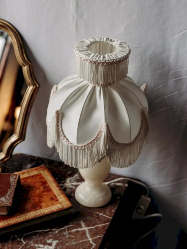 Suzanne, la lampe à poser en opaline et tissu N°481