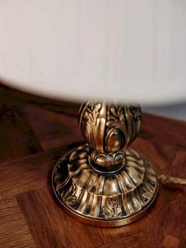 Suzanne, la lampe juponnée en laiton N°451