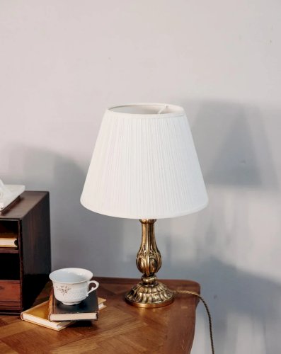 Suzanne, la lampe juponnée en laiton N°451