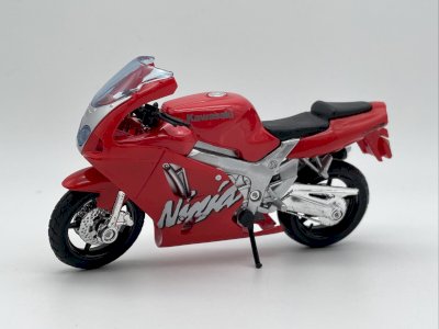  Kawasaki Ninja ZX7R 1/18 Maisto
