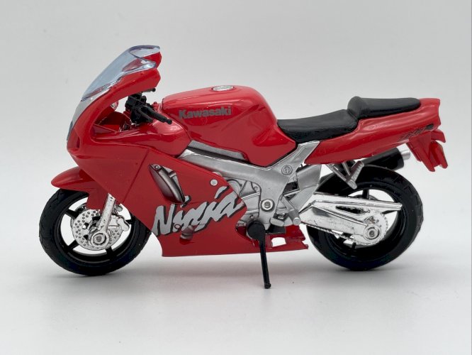  Kawasaki Ninja ZX7R 1/18 Maisto