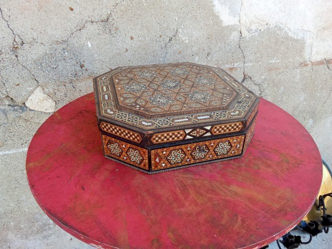 Syrie , époque XXème siècle - coffret de forme octogonale à décor géométrique marqueté d'os, nacre et bois exotique