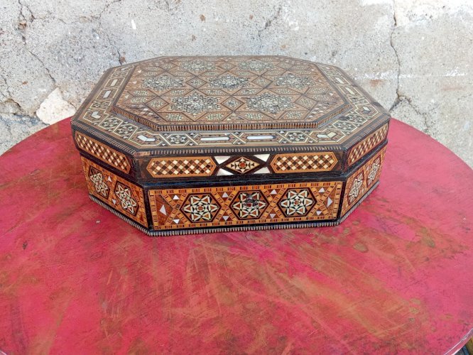 Syrie , époque XXème siècle - coffret de forme octogonale à décor géométrique marqueté d'os, nacre et bois exotique