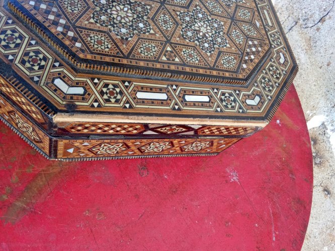 Syrie , époque XXème siècle - coffret de forme octogonale à décor géométrique marqueté d'os, nacre et bois exotique