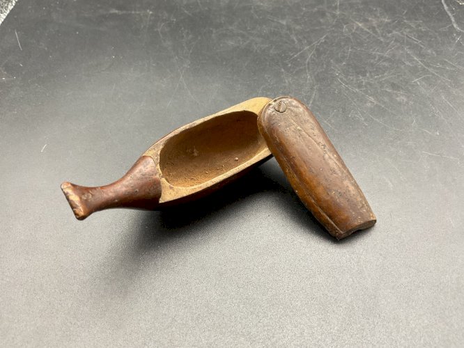 tabatière chaussure sabot bois sculpté Art Populaire snuffbox XIXème pyrogène .