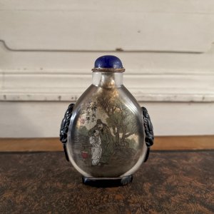 Tabatière Chine XXe en verre peint avec applications M3557