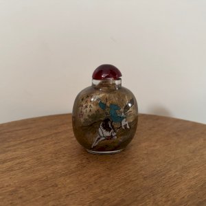 Tabatière chinoise en verre peint début XXe représentant un cavalier M3555