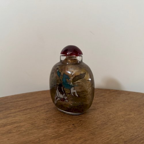 Tabatière chinoise en verre peint début XXe représentant un cavalier M3555