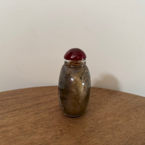 Tabatière chinoise en verre peint début XXe représentant un cavalier M3555