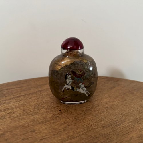 Tabatière chinoise en verre peint début XXe représentant un cavalier M3555