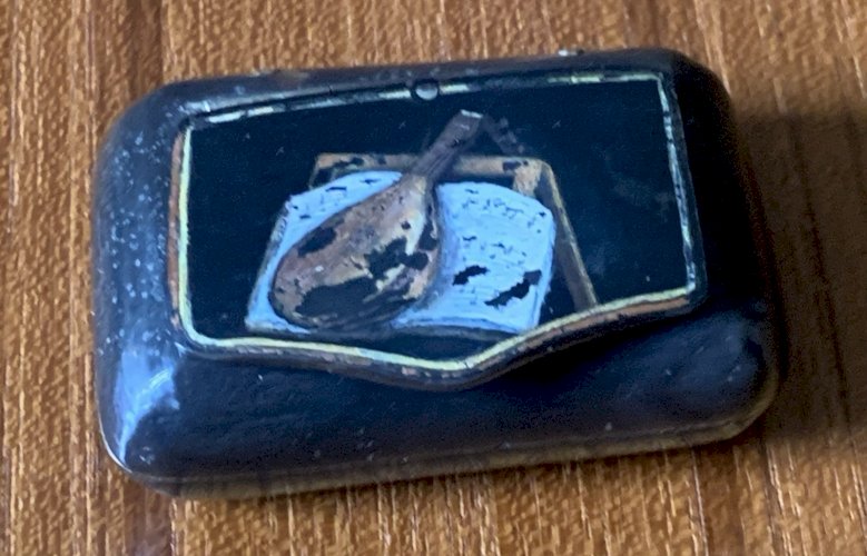 tabatière en corne avec peinture miniature nature morte au luth musique pupitre