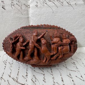 Tabatière en corozo début du XIXe marins sculptés en ronde-bosse M4066