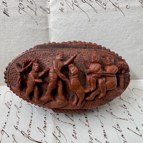 Tabatière en corozo début du XIXe marins sculptés en ronde-bosse M4066