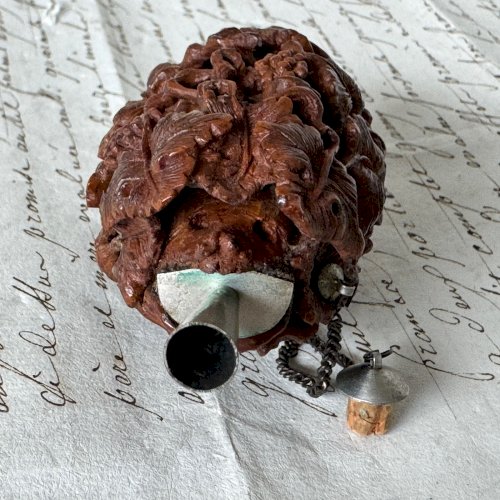 Tabatière en corozo décor de grappes de raisin et d'animal fin XVIIIe M4069