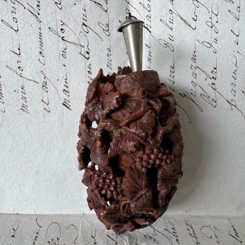 Tabatière en corozo décor de grappes de raisin et d'animal fin XVIIIe M4069