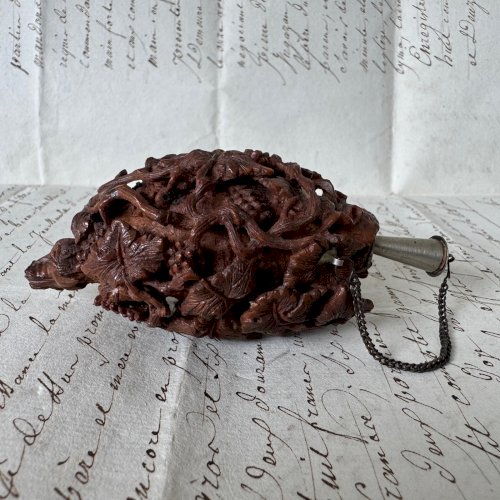 Tabatière en corozo décor de grappes de raisin et d'animal fin XVIIIe M4069