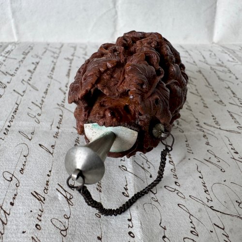 Tabatière en corozo décor de grappes de raisin et d'animal fin XVIIIe M4069