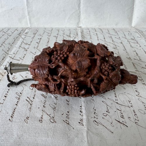 Tabatière en corozo décor de grappes de raisin et d'animal fin XVIIIe M4069