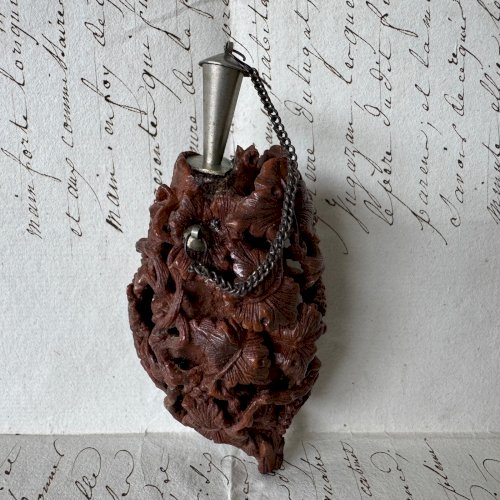 Tabatière en corozo décor de grappes de raisin et d'animal fin XVIIIe M4069