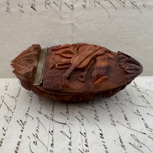 Tabatière en corozo fin XVIIIe-début XIXe décor musical et floral M4065