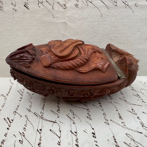 Tabatière en corozo fin XVIIIe-début XIXe décor musical et floral M4065