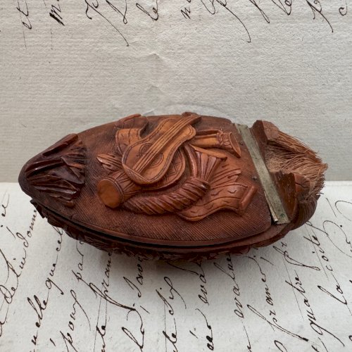 Tabatière en corozo fin XVIIIe-début XIXe décor musical et floral M4065