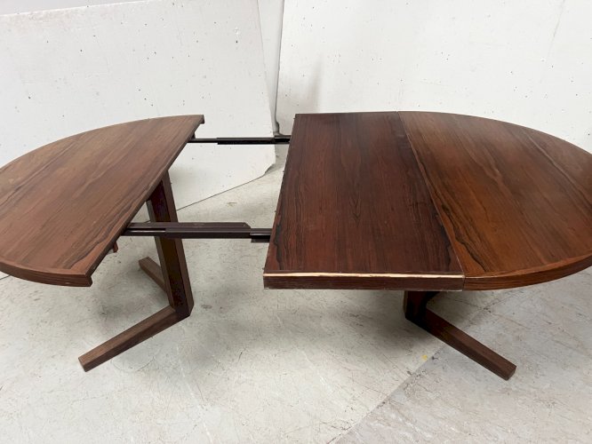 Table a manger Scandinave en placage de palissandre  " John MORTENSEN "XX siècle
