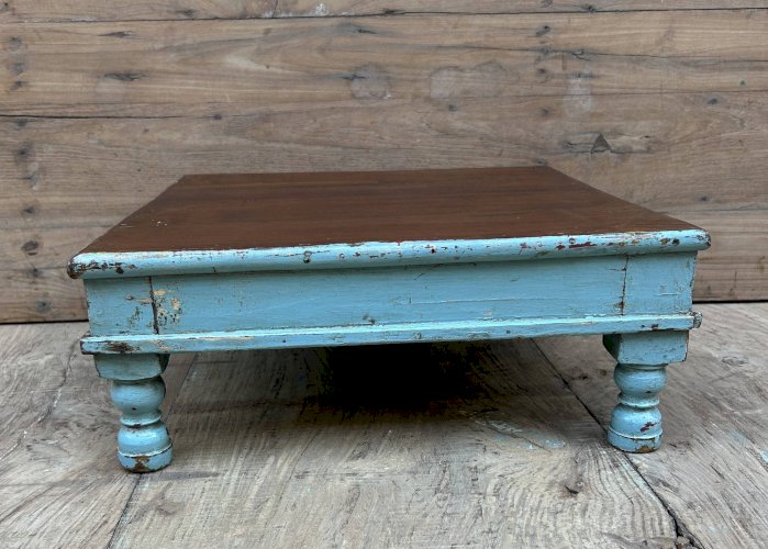 Table à thé en teck birman avec patine turquoise dorigine