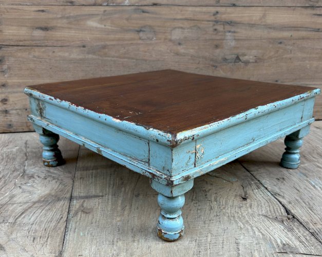Table à thé en teck birman avec patine turquoise dorigine
