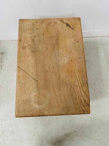 Table basse architecturale en chêne massif . XX siècle .