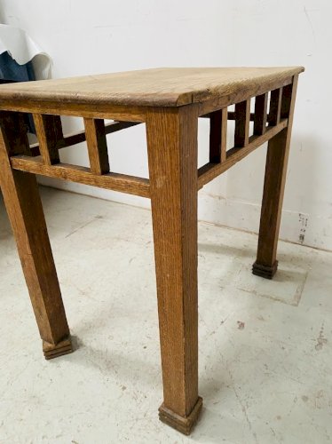 Table basse architecturale en chêne massif . XX siècle .