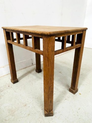 Table basse architecturale en chêne massif . XX siècle .