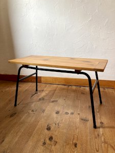 Table basse avec plateau en pin, piètement en métal tubulaire, années 1950
