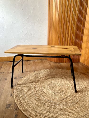 Table basse avec plateau en pin, piètement en métal tubulaire, années 1950