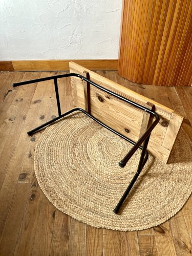 Table basse avec plateau en pin, piètement en métal tubulaire, années 1950
