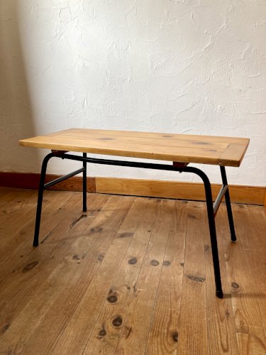 Table basse avec plateau en pin, piètement en métal tubulaire, années 1950